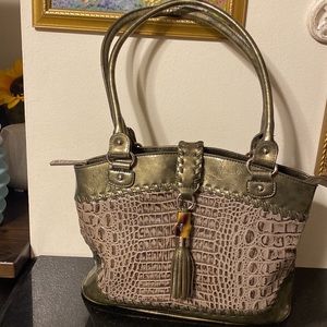 M.C women’s shoulder Bag color green in excellent condition